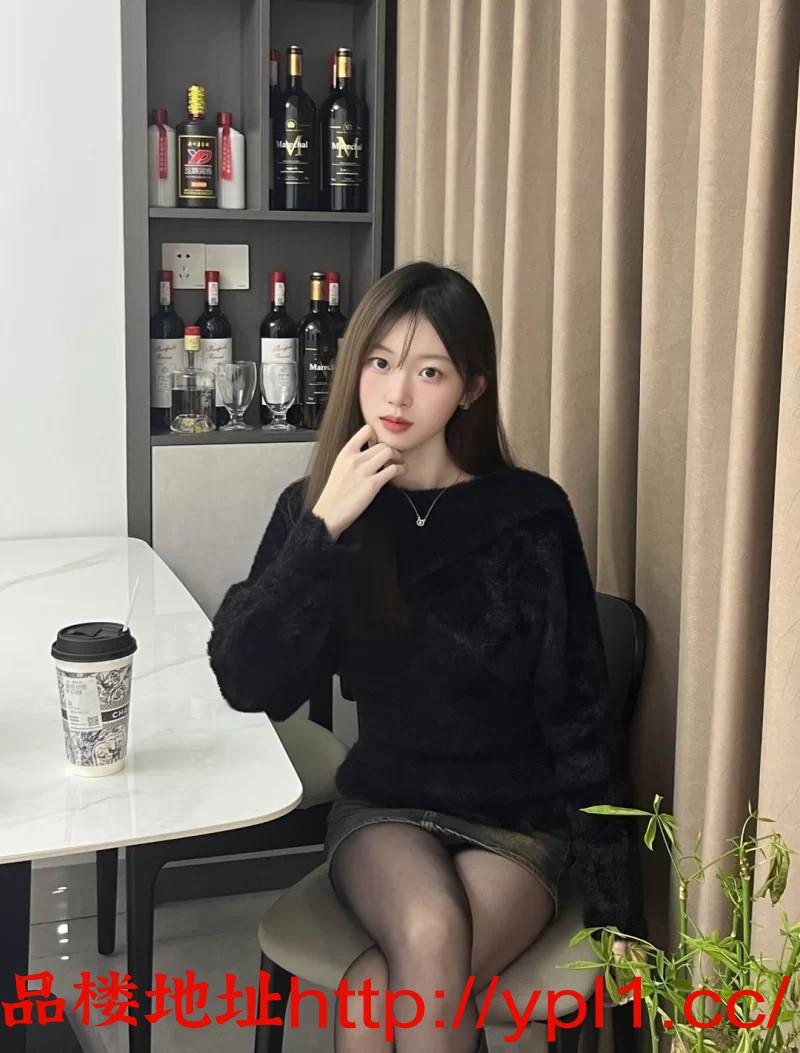 区高颜值嫩妹