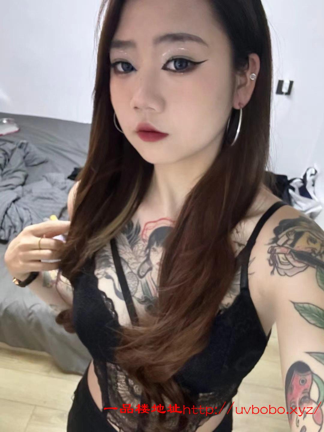 纹身大奶妹