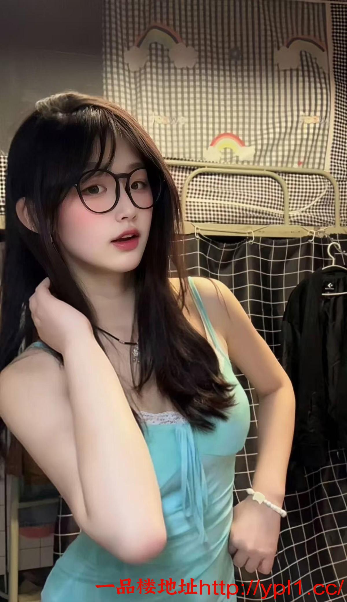 妹子刚做兼职粉逼水多，温柔听话